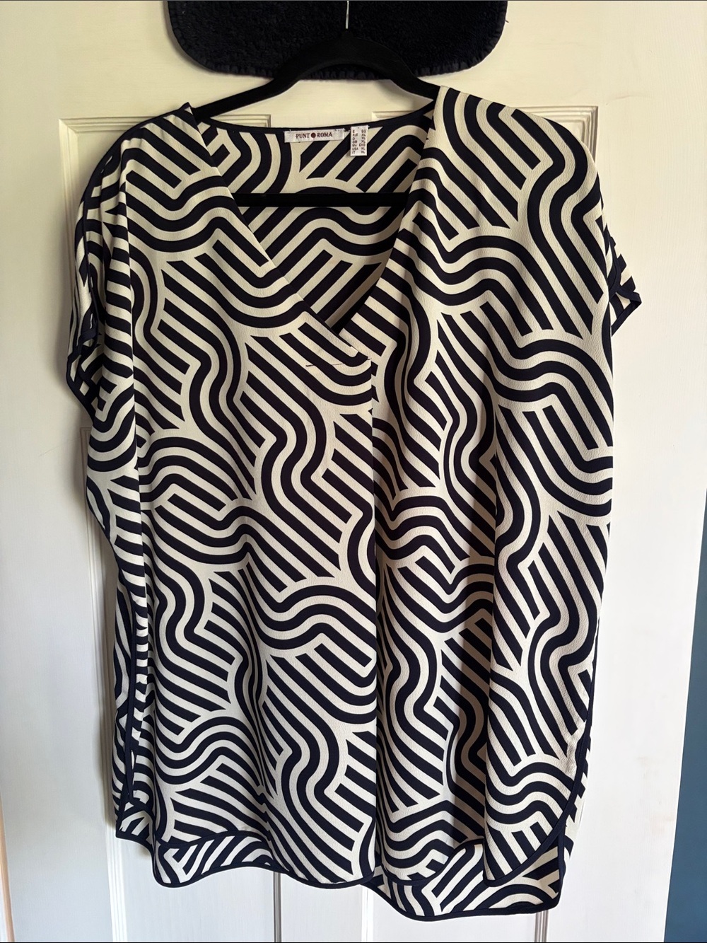Black & White Geometric V-Neck Women's Top